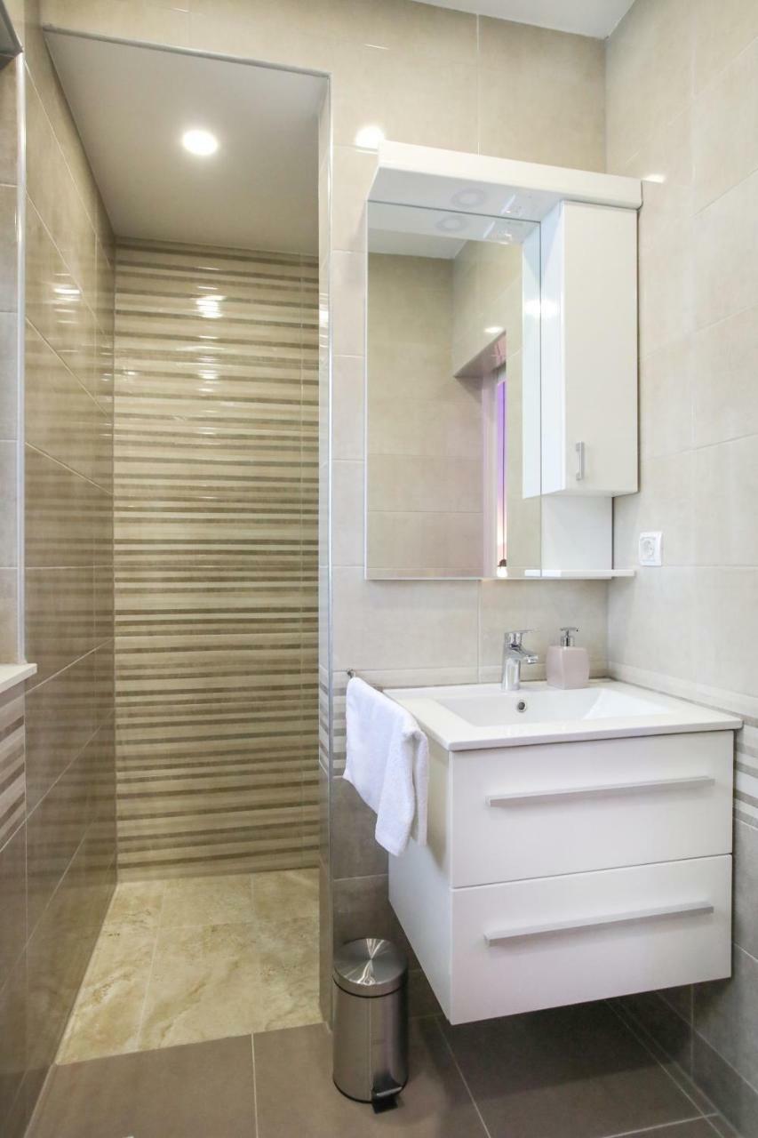 Luigi Apartment Split